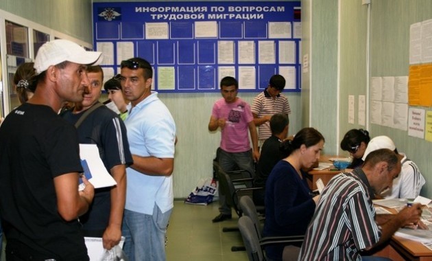 Мигрантов в России обяжут получать разрешение на временное проживание